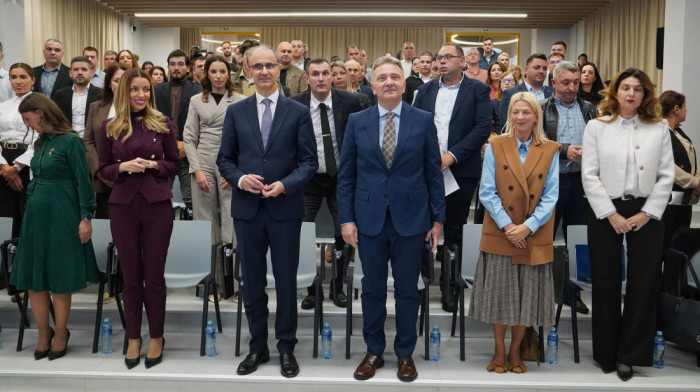 Macut i Mesarović uručili 25 rešenja o dodeli subvencija porodičnim firmama i mladima