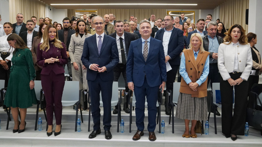 Macut i Mesarović uručili 25 rešenja o dodeli subvencija porodičnim firmama i mladima