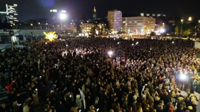 Sarajevo plače i peva za Halida: Građani se opraštaju od legende narodne muzike (VIDEO)