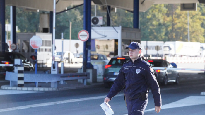 AMSS: Teretnjaci na Batrovcima čekaju četiri sata