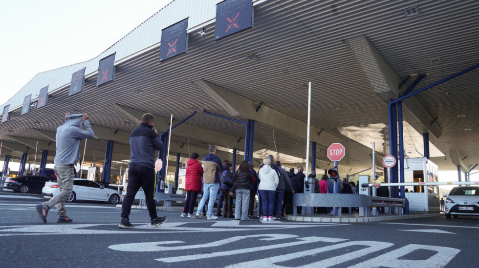 "Situacija na graničnim prelazima haotična, čeka se po 15 sati": Seničić o gužvama usled primene novog sistema