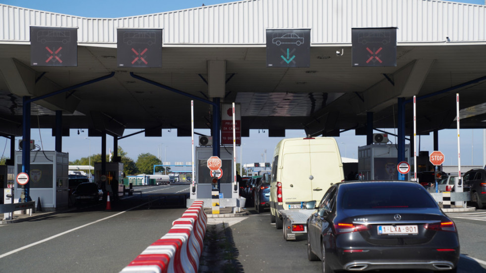 Na graničnim prelazima putnička vozila čekaju do 90 minuta, teretnjaci i do 15 sati
