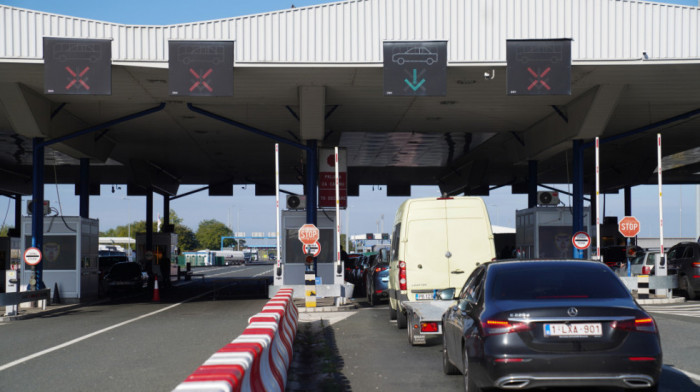 Na graničnim prelazima putnička vozila čekaju do 90 minuta, teretnjaci i do 15 sati