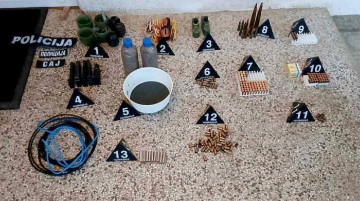 Policija u selu kod Kragujevca uhapsila Novosađanina zbog nedozvoljenog prometa oružja (FOTO)