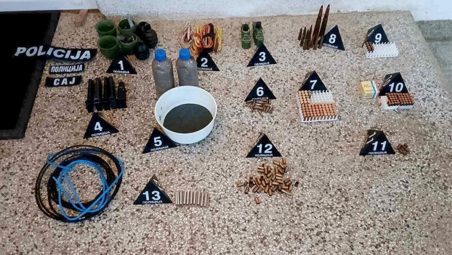 Policija u selu kod Kragujevca uhapsila Novosađanina zbog nedozvoljenog prometa oružja (FOTO)