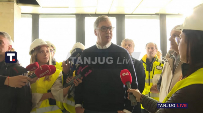Vučić obilazi radove na sanaciji i adaptaciji porodilišta Višegradska