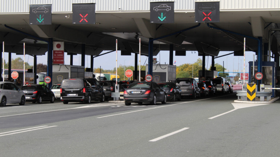 Na izlazu na Batrovcima teretnjaci čekaju tri sata, na Horgošu i Kelebiji dva