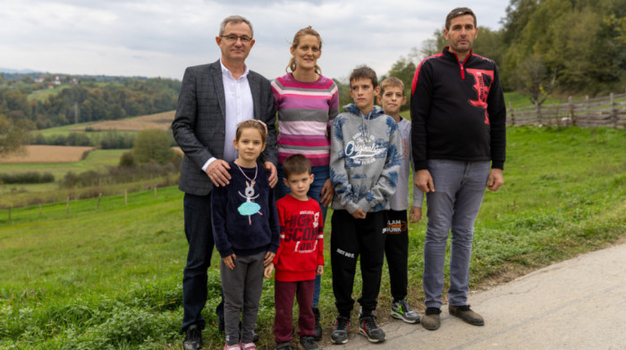 Ministar Glamočić posetio porodicu Gavrilović koja je u požaru izgubila kuću