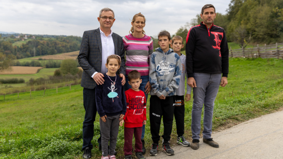 Ministar Glamočić posetio porodicu Gavrilović koja je u požaru izgubila kuću