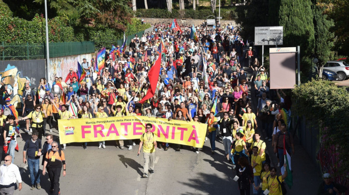 U Maršu mira od Peruđe do Asizija učestvuje 50.000 ljudi: Put dug 24 kilometra uz zvuke hita Bitlsa