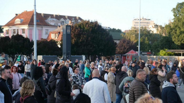 Novosađani se oprostili od Halida Bešlića: Publika ga emotivno ispratila pesmom i aplauzima na platou Spensa