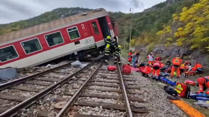 Sudar dva voza u Slovačkoj: Povređeno najmanje 100 ljudi (VIDEO)