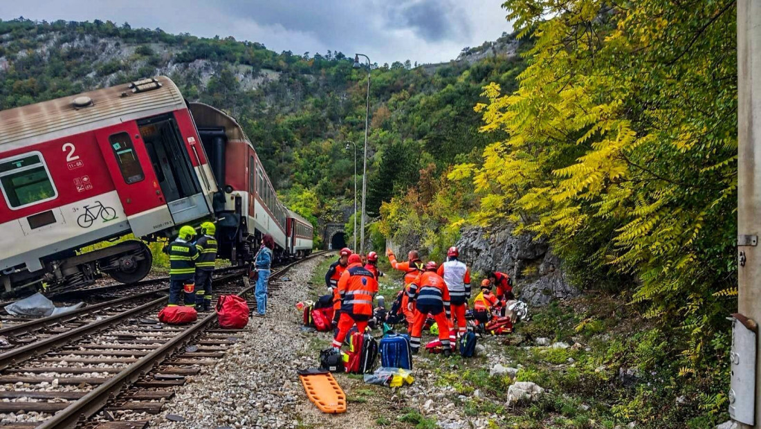 Sudar dva voza u Slovačkoj: Povređeno najmanje 100 ljudi (FOTO/VIDEO)