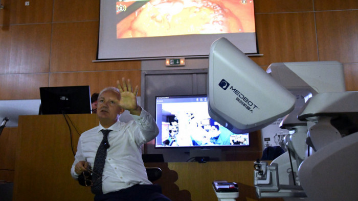 U Kliničkom centru Srbije izvedena prva robotski asistirana telehiruška operacija