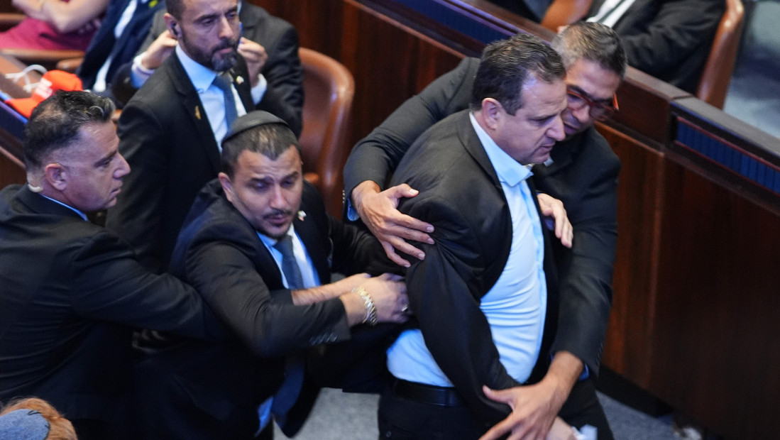 Tramp održao govor pred izraelskim Knesetom: Obeležili ga incidenti, obezbeđenje moralo da reaguje (VIDEO)