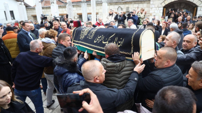 Aplauz i "Romanija" za poslednji pozdrav: Hiljade obožavalaca ispretilo Halida Bešlića