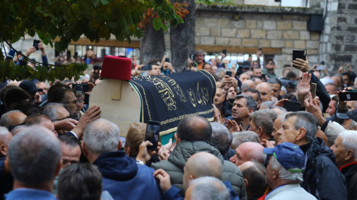 Halid Bešlić sahranjen u Sarajevu: Hiljade ljudi ispratile ga uz pesmu "Romanija"
