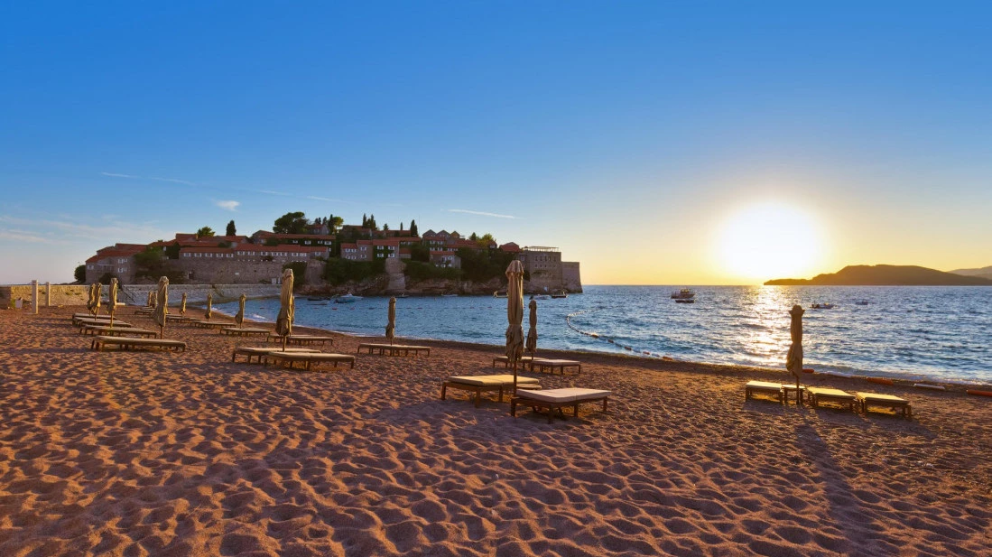 Sveti Stefan ponovo otvoren za posetioce: Organizovane posete dva puta dnevno, cena 25 evra