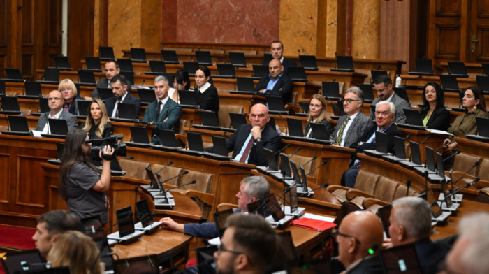 Poslanici vladajuće koalicije podržavaju zakonski predlog, opozicija iznosi amandmane