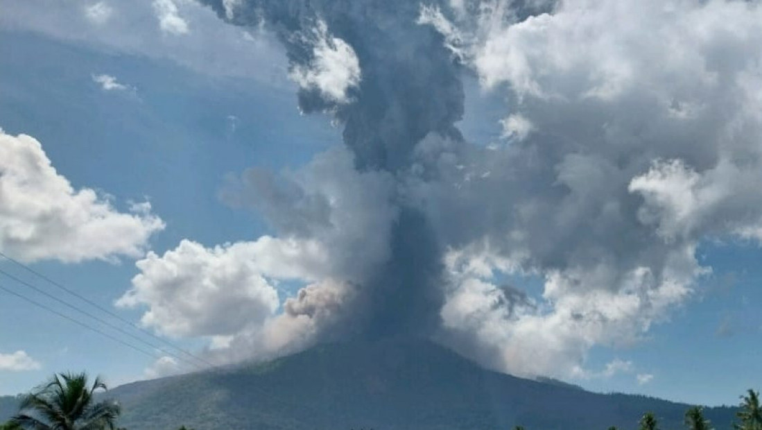 Eruptirao vulkan Levotobi Laki-laki u Indoneziji, izbacio pepeo od 10 kilometara