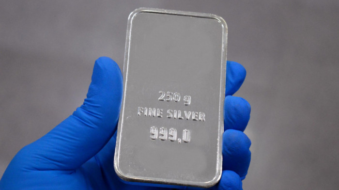 Cena srebra, nakon rekorda, pala za osam odsto, na 72 dolara po unci