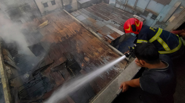 Zatvorena vrata i otrovni gas uzrok smrti najmanje 16 osoba u požaru u fabrici u Bangladešu