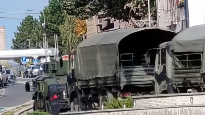 Prvi snimci vozila tzv. KBS koja se kreću kroz Severnu Mitrovicu: Krenuli ka Zvečanu, pa se okrenuli i vratili