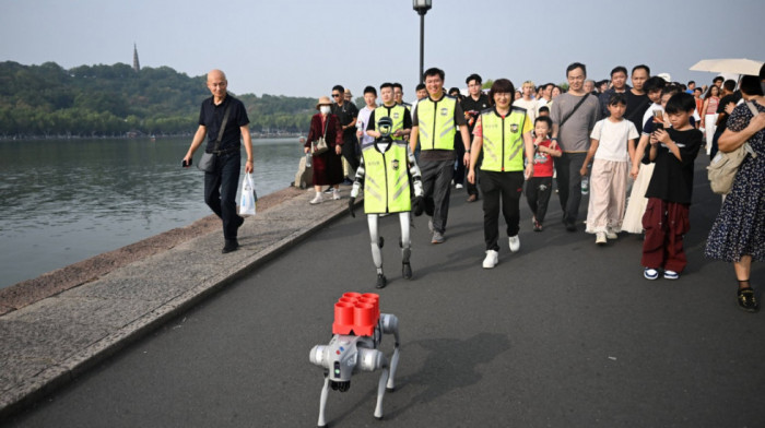 Robotski pas počeo probne patrole u kineskom gradu Hangdžou: Otkriva nezakonito parkiranje i blokade puteva