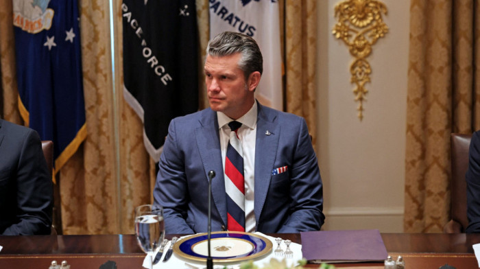 Šef Pentagona nosio kravatu u ruskim bojama: Vens smatra da su to možda boje Amerike