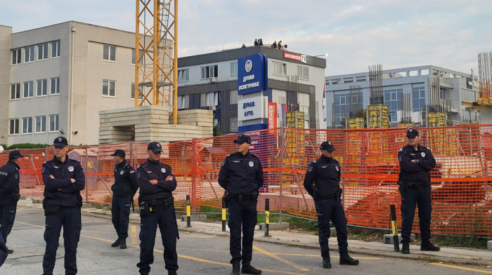 U 17 časova počeo protest ispred TV Informer