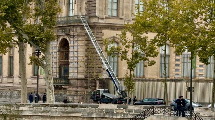 "Tiha kao šapat": Kompanija koja je proizvela dizalicu upotrebljenu u pljački Luvra pokrenula urnebesnu kampanju