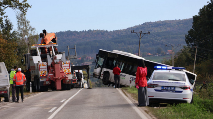 Sa mesta nesreće u Bresnici kod Čačka: Nakon sudara autobus završio u jarku