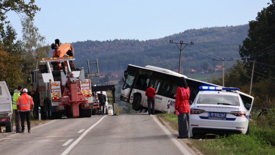 Sa mesta nesreće u Bresnici kod Čačka: Nakon sudara autobus završio u jarku (FOTO)
