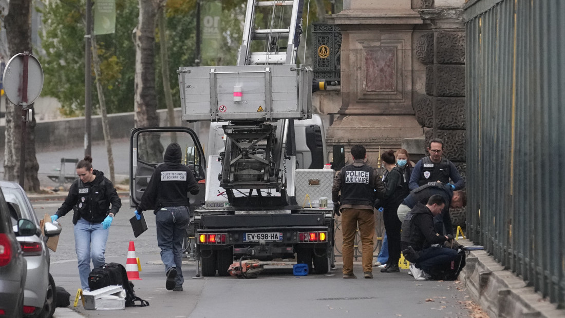 Objavljen snimak bekstva pljačkaša iz Luvra (VIDEO)