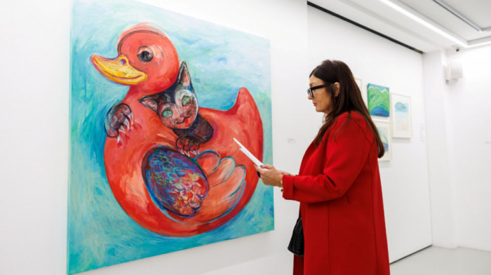 "Ide maca oko tebe…": Otvorena izložba slika i crteža Selene Vicković u galeriji Novembar