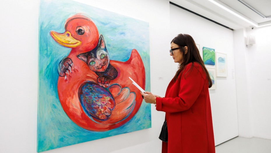 "Ide maca oko tebe…": Otvorena izložba slika i crteža Selene Vicković u galeriji Novembar