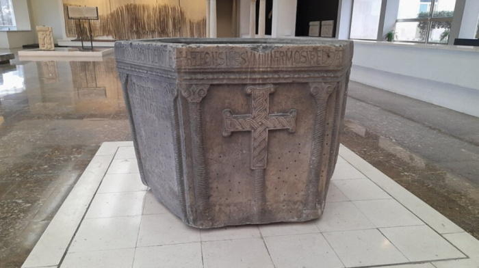Čija je krstionica kneza Višeslava? Otkrivena u Veneciji, Musolini je poklonio Hrvatskoj, a šta na njoj u stvari piše?