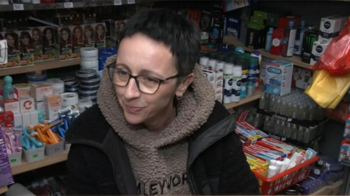 Svakodnevica, mušterije i humor iz života: Ivana drži tezgu na Vidikovačkoj pijaci za koju su čule hiljade ljudi (VIDEO)