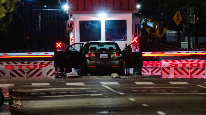 Automobil se zakucao u kapiju američke Tajne službe u Vašingtonu, uhapšena jedna osoba