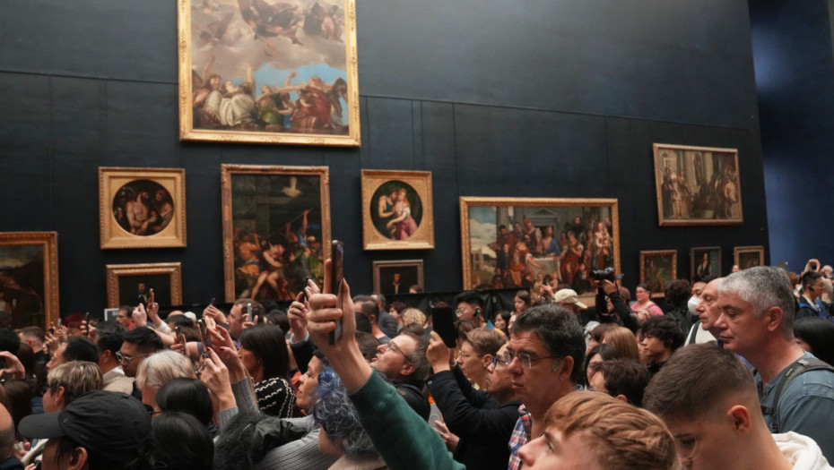 Život ide dalje: Muzej Luvr, nakon pljačke, od jutros ponovo otvoren za posetioce (FOTO)