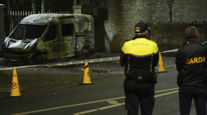 Demonstranti na konjima i sa zapregama, zapaljena vozila i okršaji sa policijom: Šta se dešava u Dablinu?