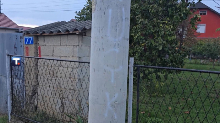 U selu Dobrotin kod Lipljana u blizini škole i obdaništa ispisani grafiti UČK