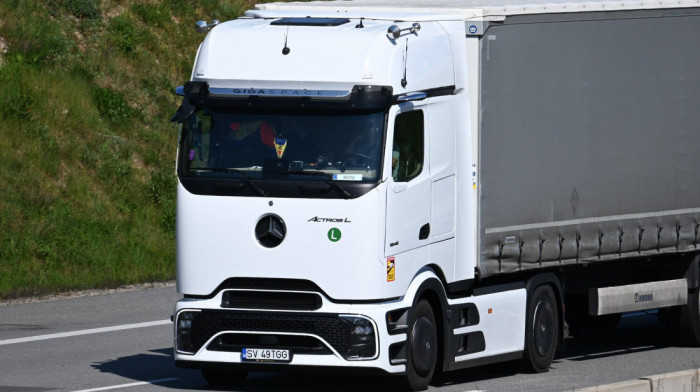 Terenta vozila Mercedes-Benz model Actros povlače se sa tržišta Srbije zbog rizika od povreda