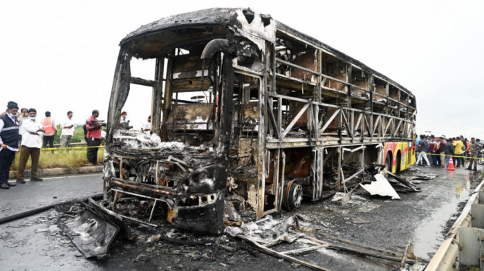 Najmanje 25 ljudi poginulo u Indiji kada se autobus zapalio nakon sudara (VIDEO)