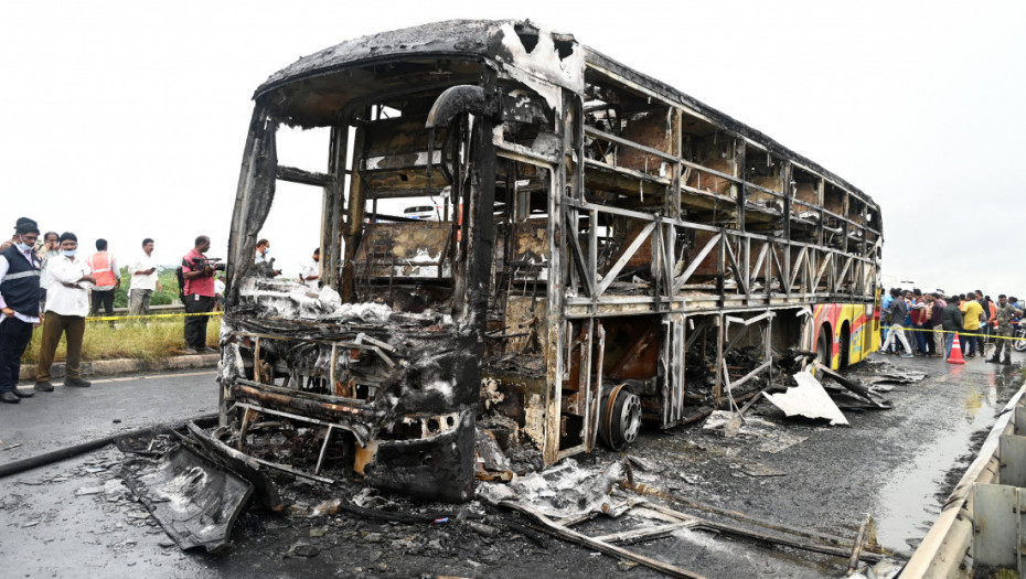 Najmanje 25 ljudi poginulo u Indiji kada se autobus zapalio nakon sudara (VIDEO)