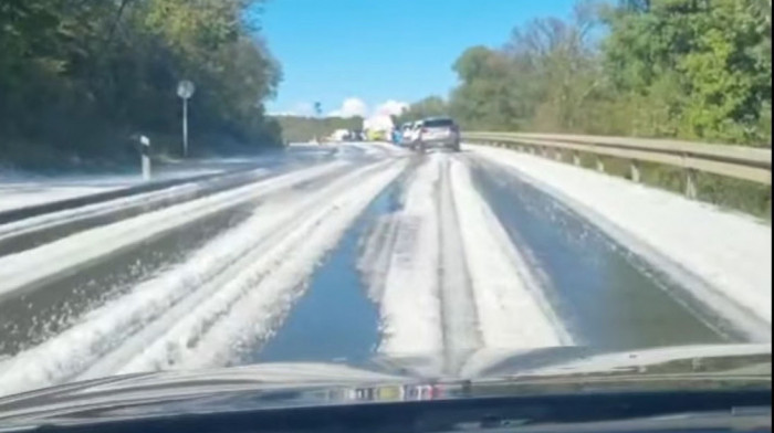 Snažno nevreme pogodilo hrvatsko ostrvo Krk, jak grad stvorio utisak snežne zime
