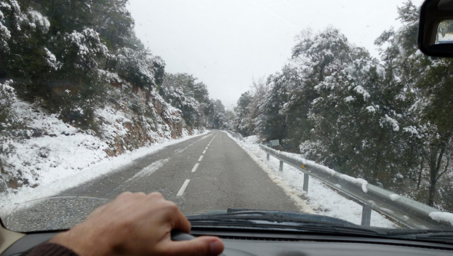 Vozači, oprez: Otežana vožnja u pojedinim delovima Srbije zbog pljuskova, snega i odrona