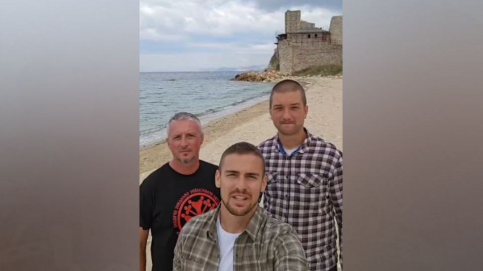 Policajci koji pešače za "decu leptire" stigli do Hilandara: 765 kilometara srcem do Svete Gore uz apel za pomoć