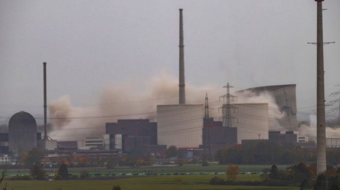 Nemačka srušila dve kule nuklearne elektrane u Bavarskoj, izvedene tri kontrolisane eksplozije (FOTO)