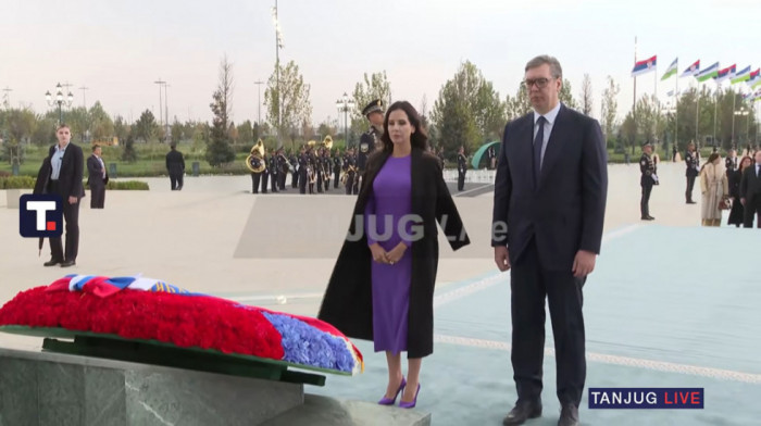 Vučić položio venac na Spomenik nezavisnosti u Taškentu